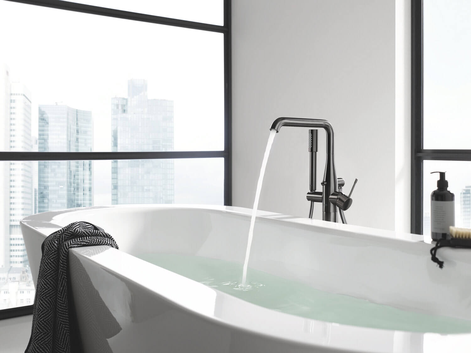 GROHE_Essence_single-lever_bath_mixer_floor_mounted_brushed_hard_graphite_23491AL1_Mood.jpg