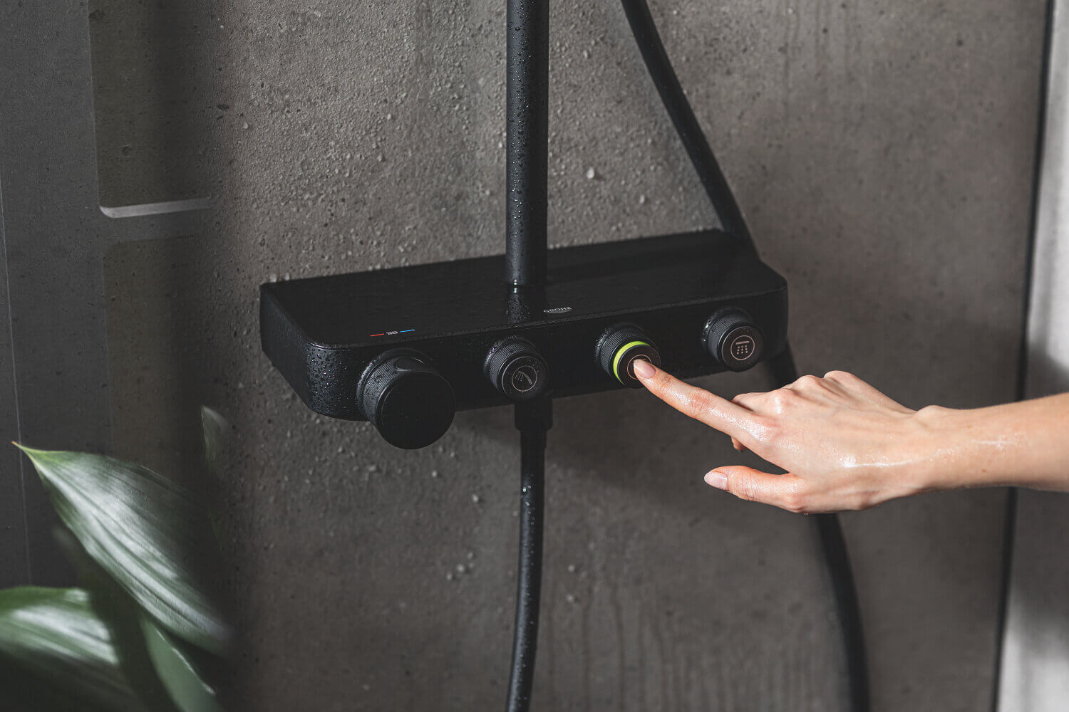 GROHE_Euphoria_310_SmartControl_shower_system_cube_phantom_black_26507KF0_Mood.jpg