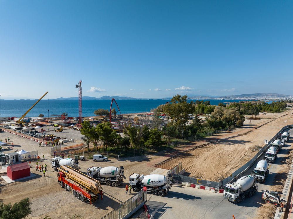 Όμιλος_ΗΡΑΚΛΗΣ_Οχήματα_μεταφοράς_σκυροδέματος_στο_Riviera_Tower.jpg