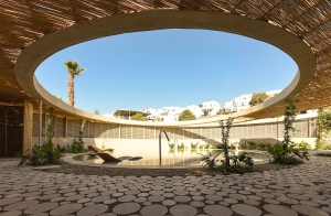 "Avant Mar 5 Star Hotel Resort", κυβικοί και κυλινδρικοί όγκοι σε μια σύγχρονη ερμηνεία του παριανού τοπίου