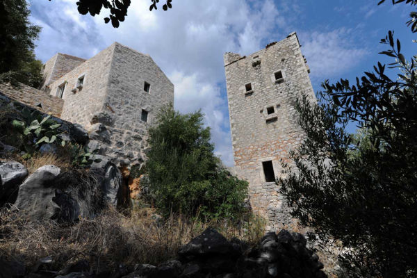 Αναστήλωση πυργόσπιτου στη Μάνη