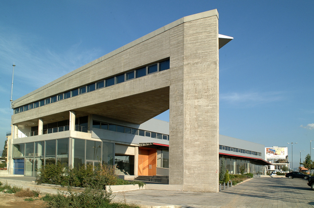 Κτίριο γραφείων και καταστημάτων στον Κόμβο Ελευσίνας