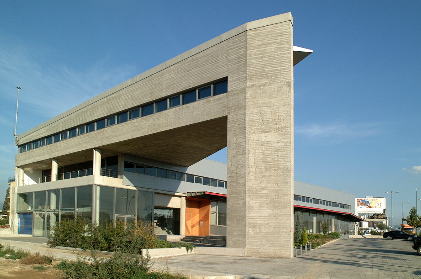 Κτίριο γραφείων και καταστημάτων στον Κόμβο Ελευσίνας