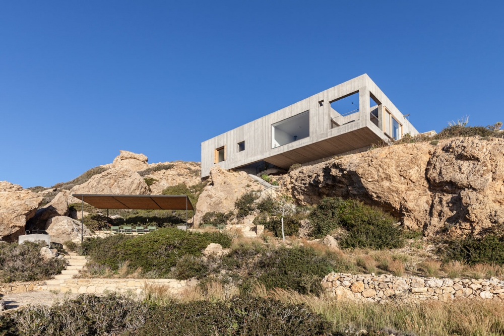 "Patio house" κατοικία σε βραχώδες τοπίο, στην Κάρπαθο