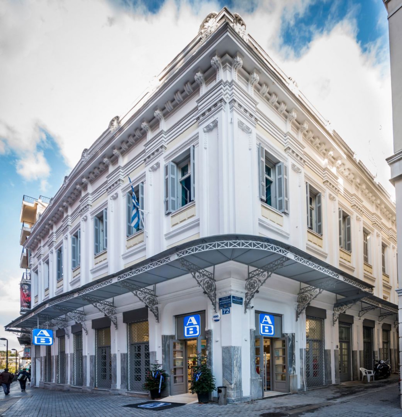 Reconstruction of a grocery store in Athens