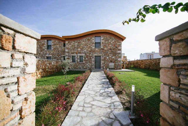 Τέσσερις ισόγειες τουριστικές κατοικίες  Στη Ρόδο