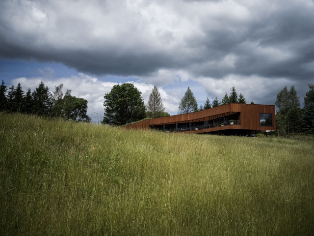 Όψεις με επένδυση corten σε κατοικία