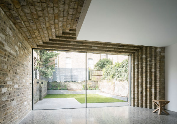 "Step House" μια επέκταση κατοικίας με τούβλα, στο Λονδίνο