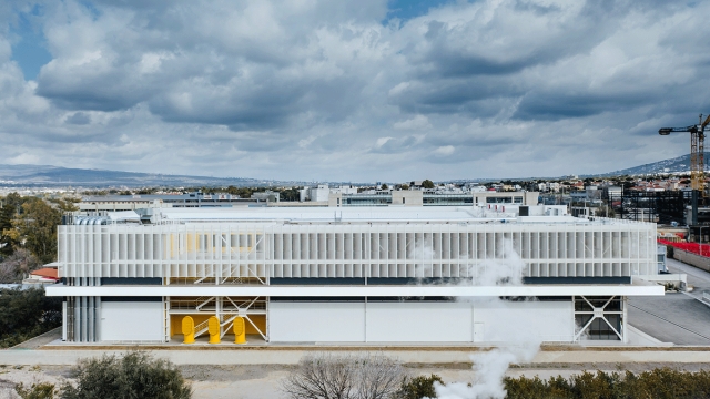 SEΝEKA LOGISTICS l Κτίριο αποθήκευσης και διανομής σύμμεικτης κατασκευής με πλέγματα αλουμινίου για σκίαση των όψεων