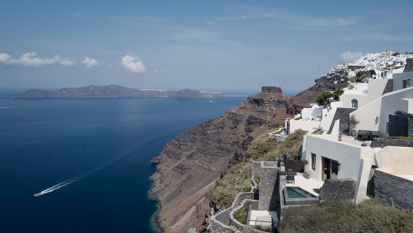 Το μικρό ξενοδοχείο "Vora Villas"  πάνω στους ηφαιστειακούς βράχους της Σαντορίνης
