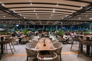 Σκίαση σε lounge bar με ανοιγόμενη πέργκολα από την Alumik
