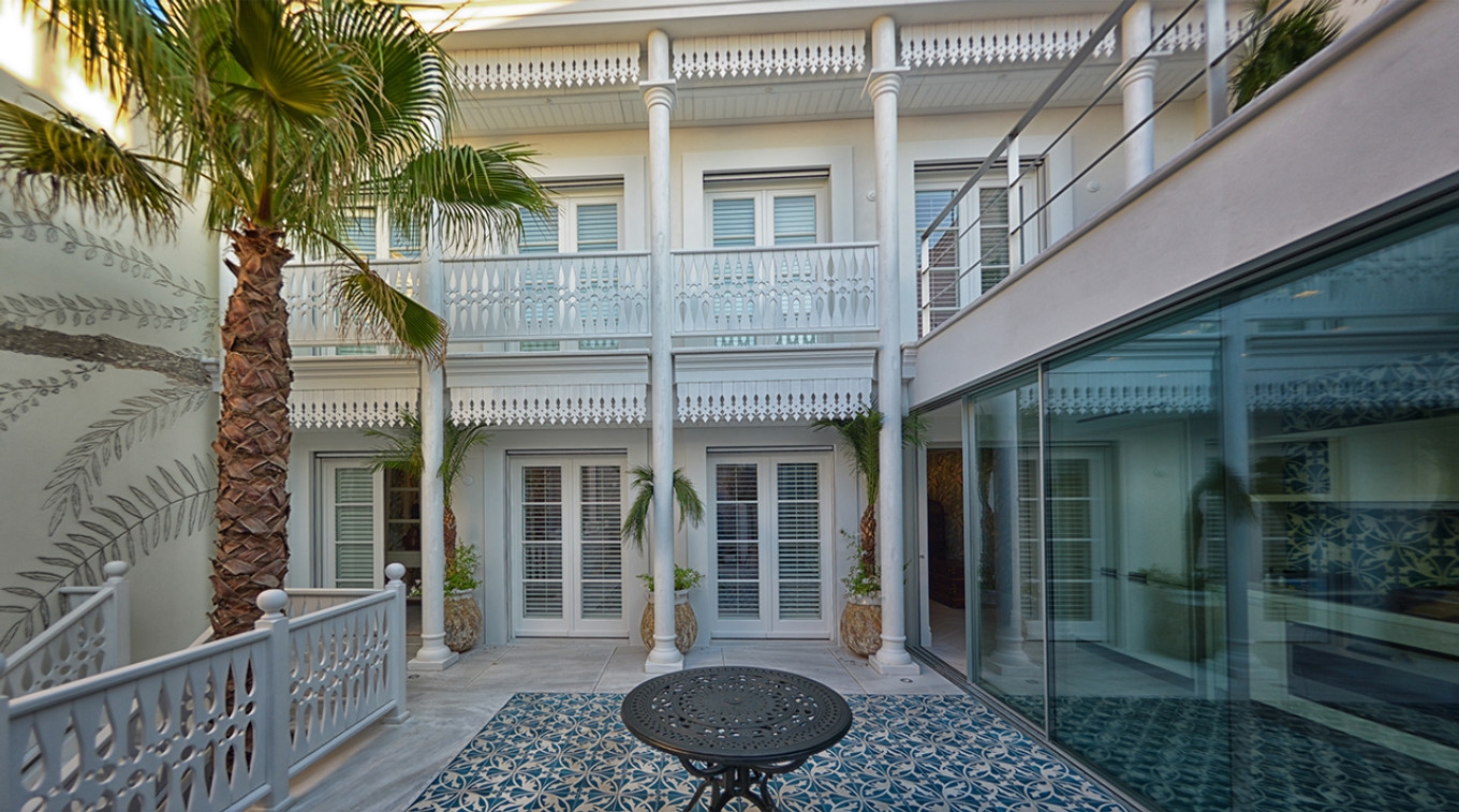 Renovation of a preserved neoclassical building in Athens