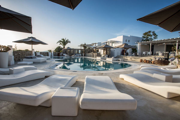 Ανακαίνιση ξενοδοχείου "Ostraco Suites",  στη Μύκονο