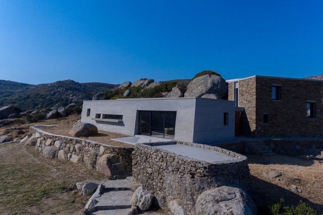 Ένταξη κατοικίας από σκυρόδεμα στο βραχώδες περιβάλλον