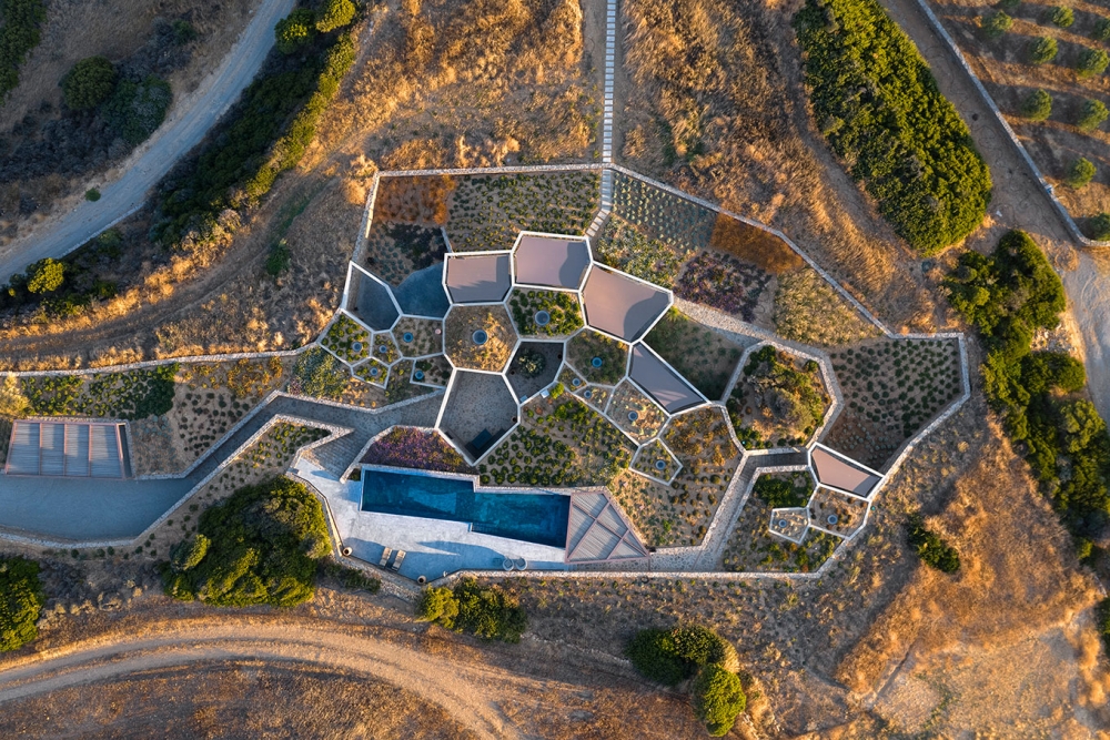 "The hourglass corral", εξοχική κατοικία στη Mήλο