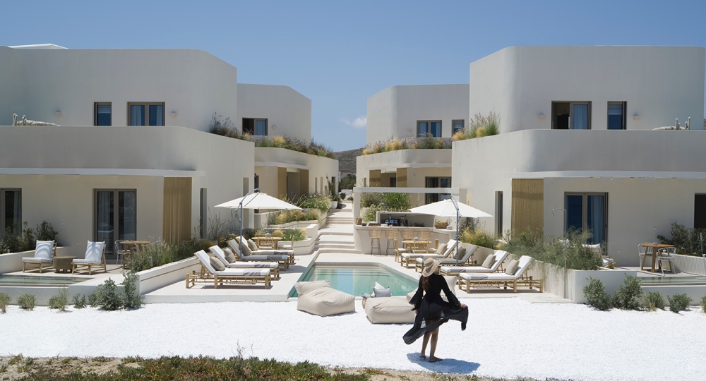 "White Pebble Suites" boutique ξενοδοχείο με σύγχρονες κυκλαδίτικες καμπύλες