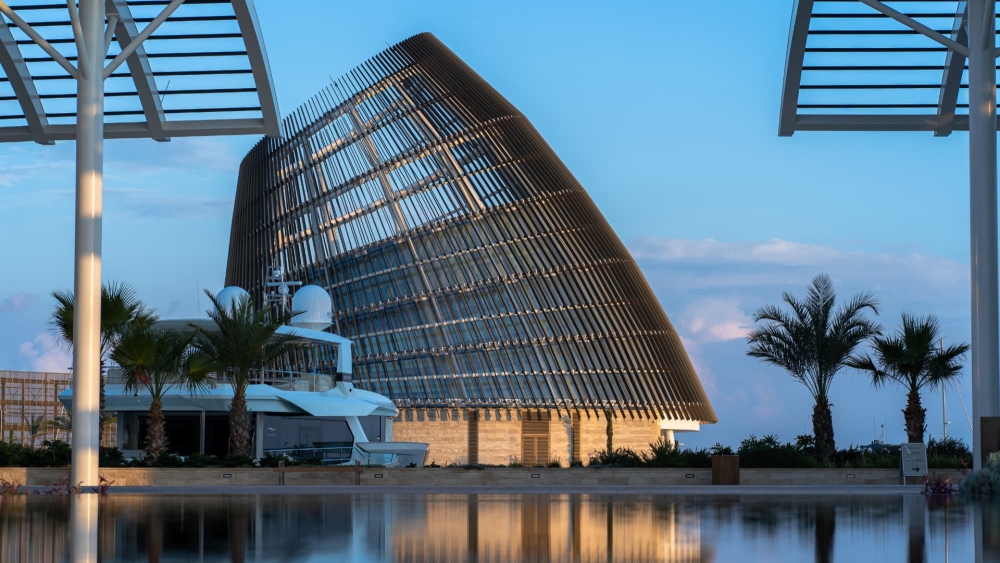 Event Center στη Μαρίνα Αγίας Νάπας: Ένα μοναδικό έργο πλαισιώνεται από τα προηγμένα συστήματα της Alumil