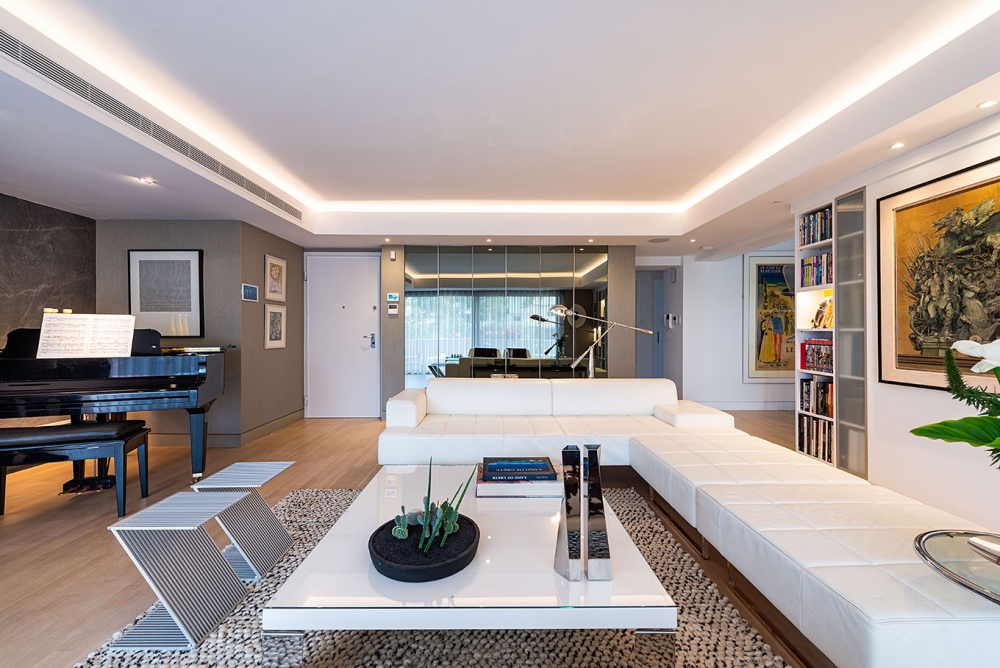 Ανακαίνιση κατοικίας με υπόγειο home theater και υπαίθριο open air cinema
