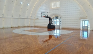 Νέο αθλητικό ξύλινο δάπεδο για γήπεδο μπάσκετ στο Γαλάτσι από την Koligas Wood Flooring