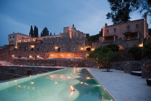 Conversion of a traditional complex to the hotel "Kinsterna"