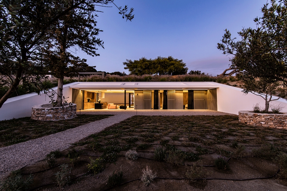 "Secret Garden House", υπόσκαφη καλοκαιρινή κατοικία στην Πάρο