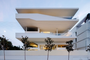 "Aloof* houses", προαστιακή πολυκατοικία στη Βούλα