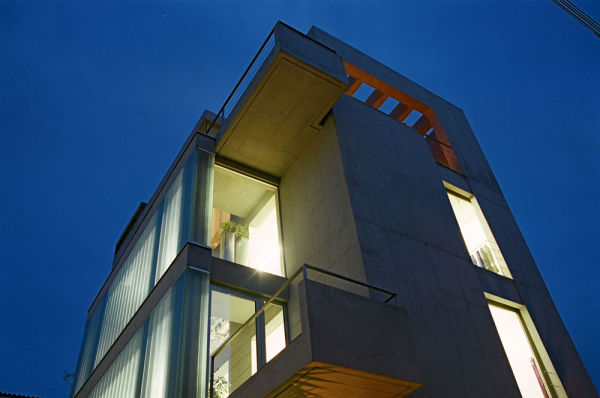 Κτίριο γραφείων και showroom, στη Γλυφάδα Αττικής