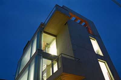 Κτίριο γραφείων και showroom, στη Γλυφάδα Αττικής