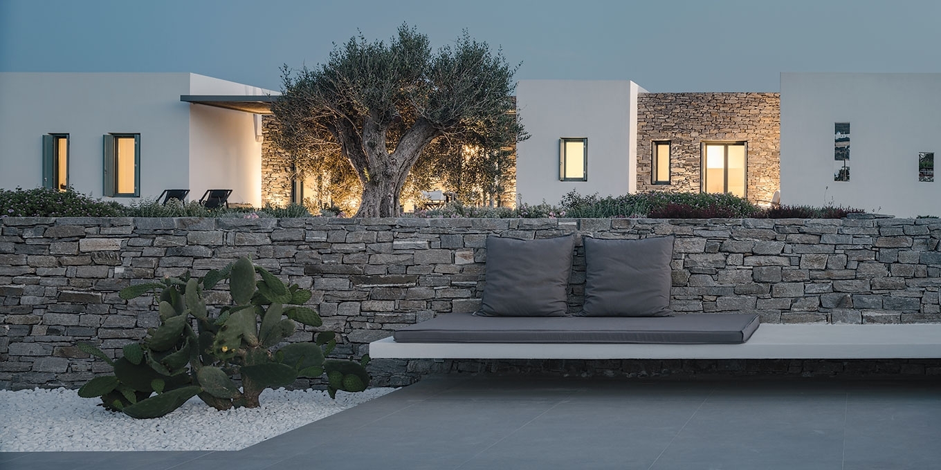 "Hide and Seek", two houses in Paros