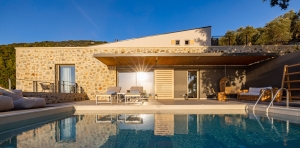 "Atrium Villas II", τρεις κατοικίες στην Κεχριά Σκιάθου
