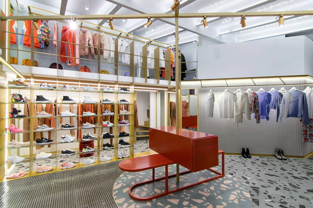 Σύγχρονο showroom ένδυσης "NISI" στην Πρέβεζα