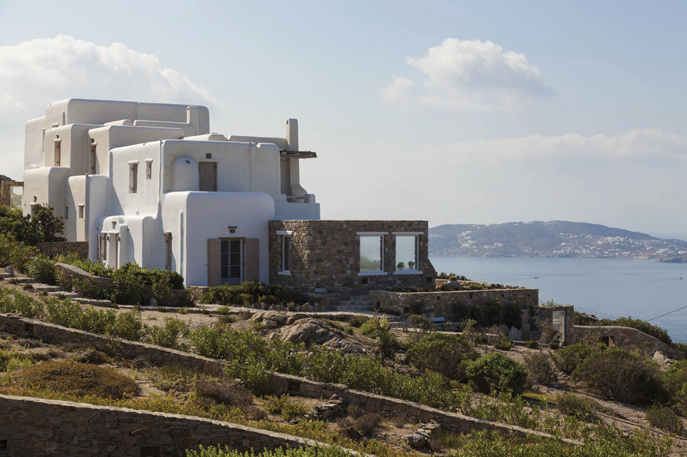 Κατοικίες αρμονικά ενταγμένες στο τοπίο της Μυκόνου