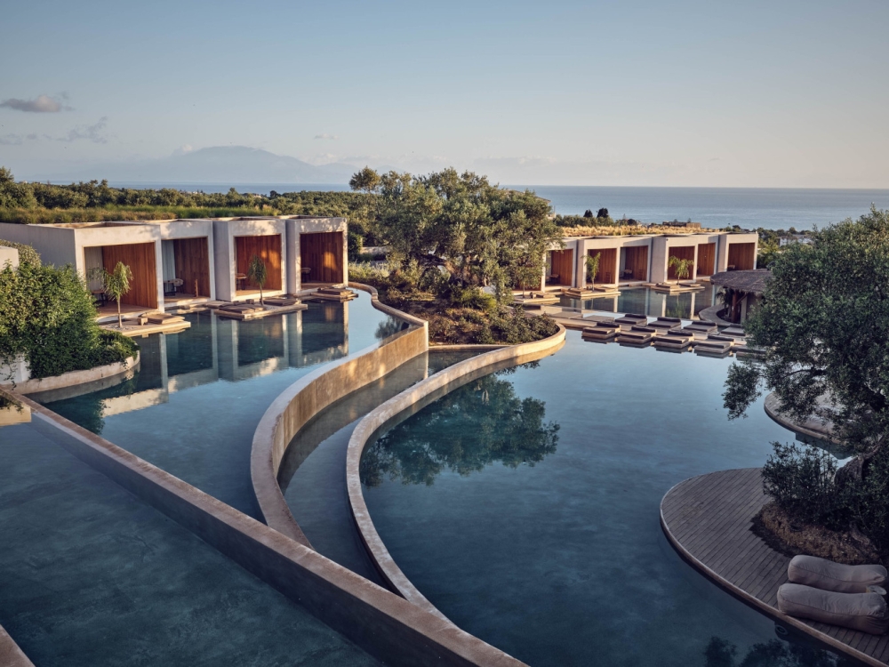 Η ΥΔΑΤΙΝΗ ΠΟΛΥΤΕΛΕΙΑ ΤΗΣ ΠΙΣΙΝΑΣ