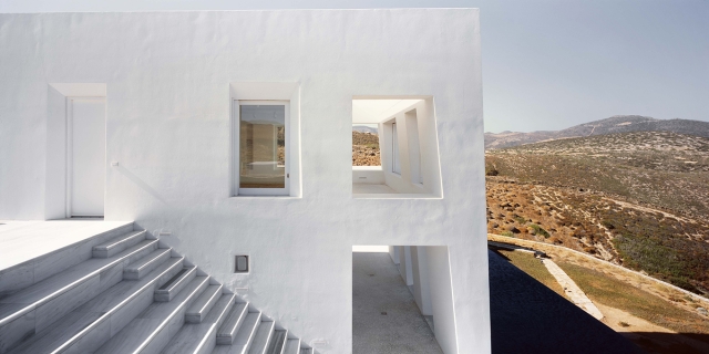 Δύο αντιφατικά κλιμακοστάσια σε κατοικία στην Αντίπαρο