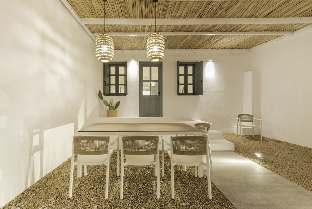 "Skopelos Suites" ξενώνας με μινιμαλιστική αισθητική στην Σκοπελο