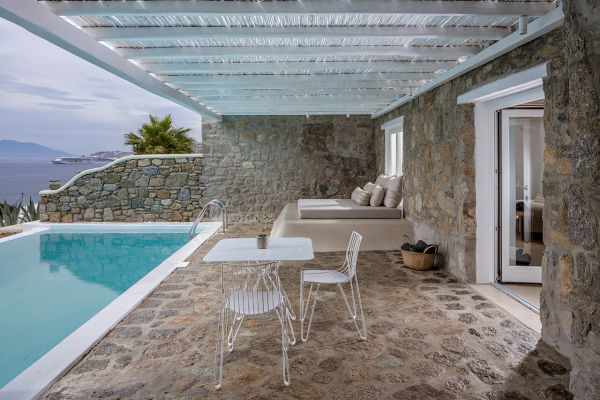 Ανακαίνιση σε ορισμένα δωμάτια του Bill &amp; Coo luxury hotel