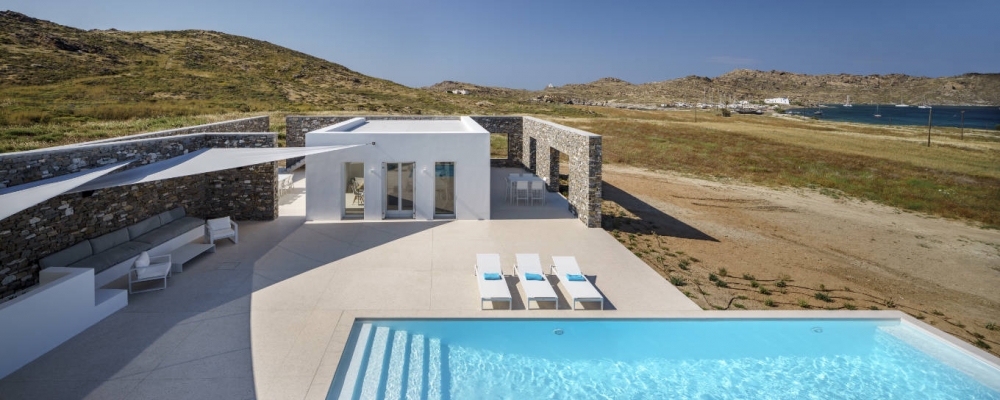 ''THE HUG'', summer house in Paros