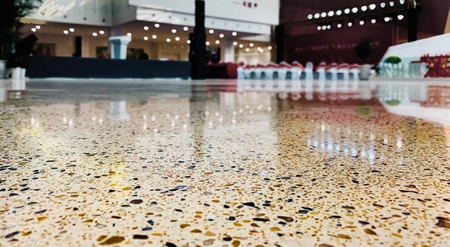 Κομψότητα και ανθεκτικότητα στα δάπεδα με τη σειρά Sikafloor® Terrazzo