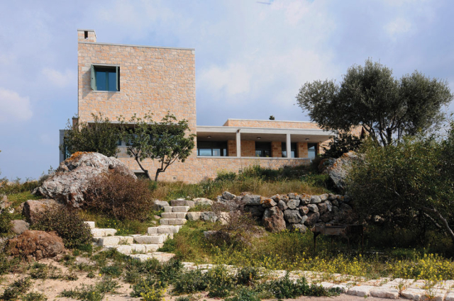 Συγκρότημα τριών παραθεριστικών κατοικιών στην Αίγινα