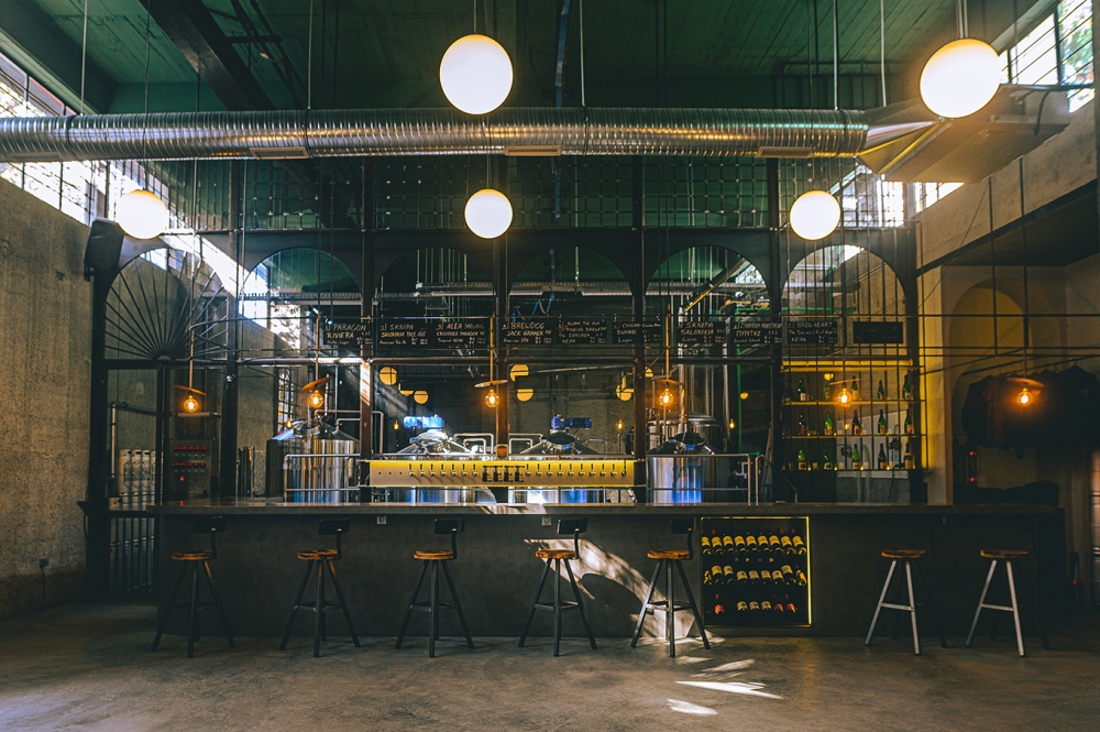 "Paragon brewery &amp; taproom" μικροζυθοποιία σε πρώην μεταλλουργείο