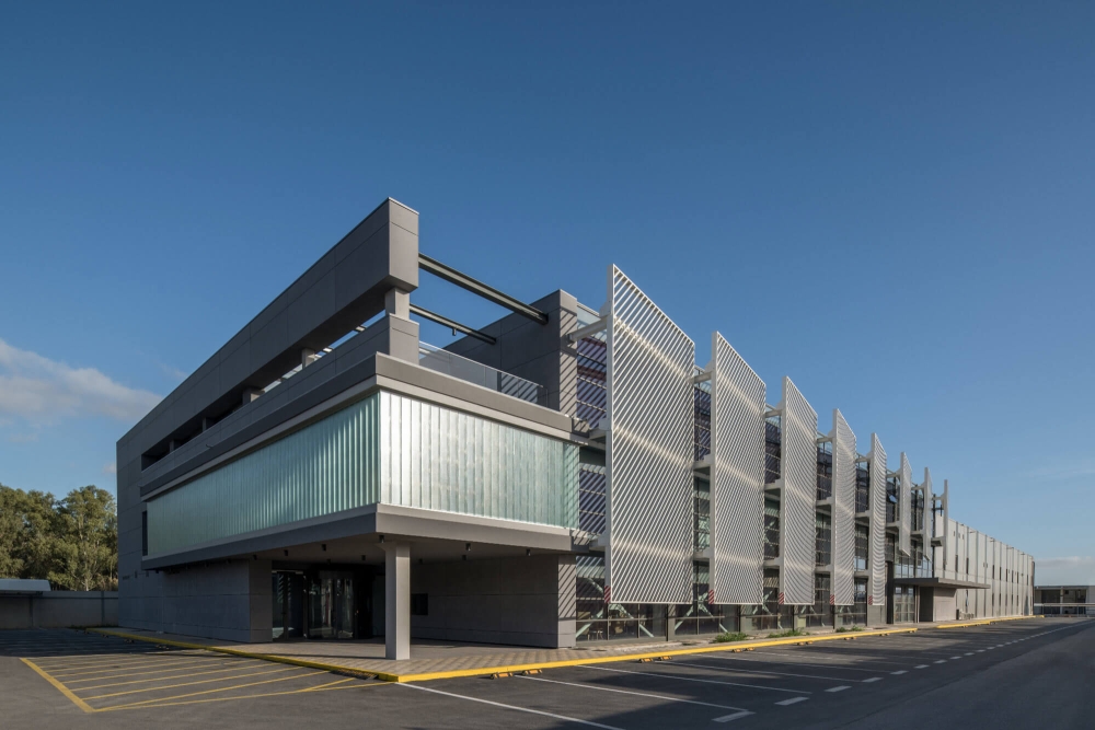 Το σύστημα εξωτερικής θερμομόνωσης StoTherm Classic σε κτίρια γραφείων στην Ελευσίνα.