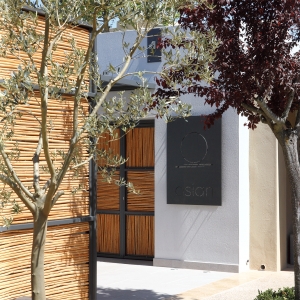 Μεταλλικά και ξύλινα στοιχεία σε είσοδο εστιατορίου