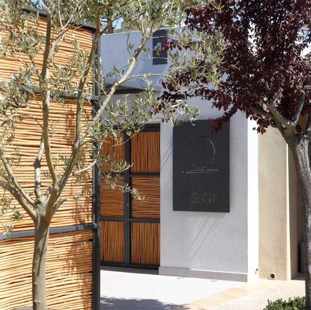Μεταλλικά και ξύλινα στοιχεία σε είσοδο εστιατορίου
