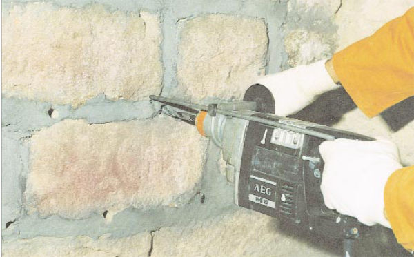ΑΝΙΟΥΣΑ ΥΓΡΑΣΙΑ ΣΤΗΝ ΤΟΙΧΟΠΟΙΙΑ