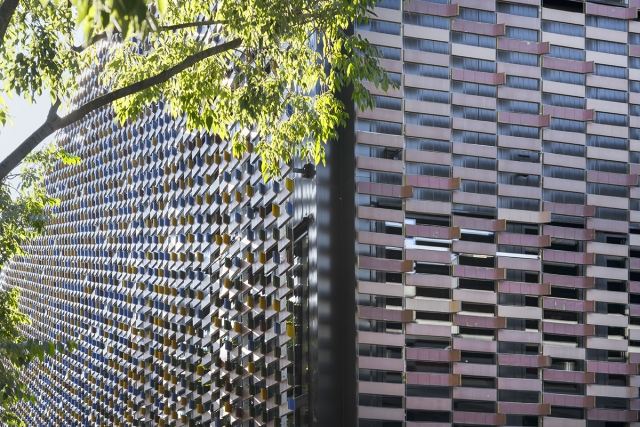 Κεραμικό περίβλημα σε ινστιτούτο ερευνών για εξοικονόμηση ενέργειας και ενσωμάτωση σε ιστορικό σύνολο
